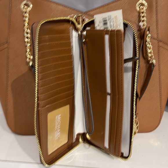 MICHAEL KORS LARGE TRAVEL CONTINENTAL WRISTLET WALLET PHONEHOLDER Luggag… - Picture 15 of 16
